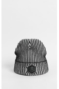 Gorro unicolor tejido con rayas y diseño bordado