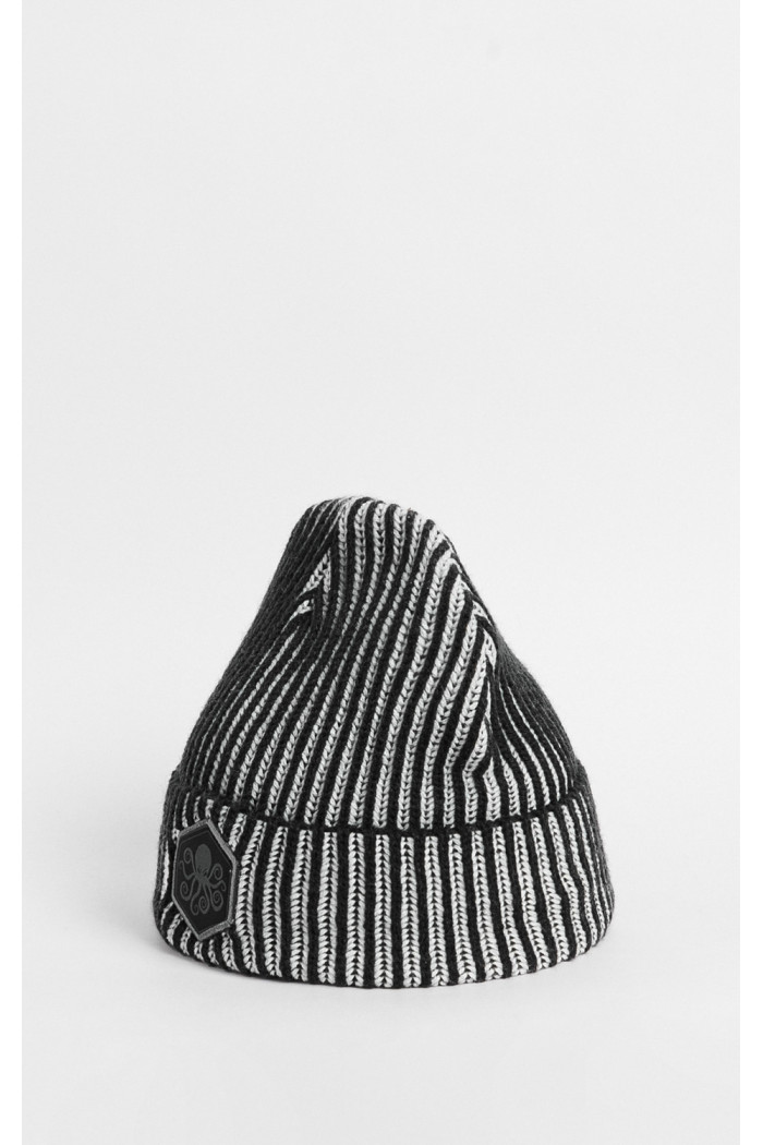 Gorro unicolor tejido con rayas y diseño bordado
