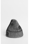Gorro unicolor tejido con rayas y diseño bordado