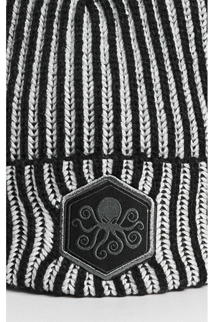 Gorro unicolor tejido con rayas y diseño bordado