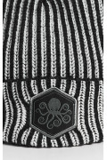 Gorro unicolor tejido con rayas y diseño bordado