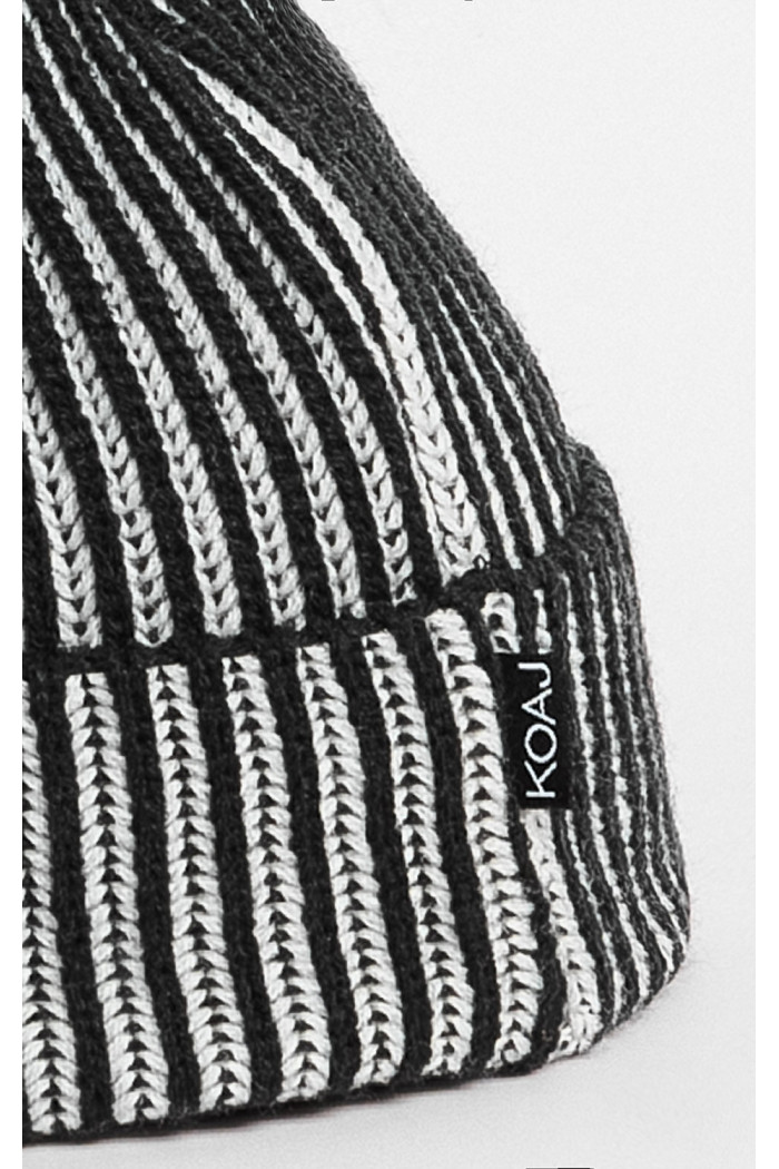 Gorro unicolor tejido con rayas y diseño bordado