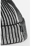 Gorro unicolor tejido con rayas y diseño bordado