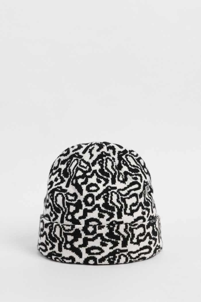 Gorro tejido unicolor con diseños abstractos