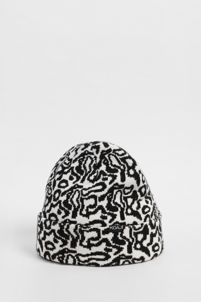 Gorro tejido unicolor con diseños abstractos