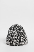 Gorro tejido unicolor con diseños abstractos
