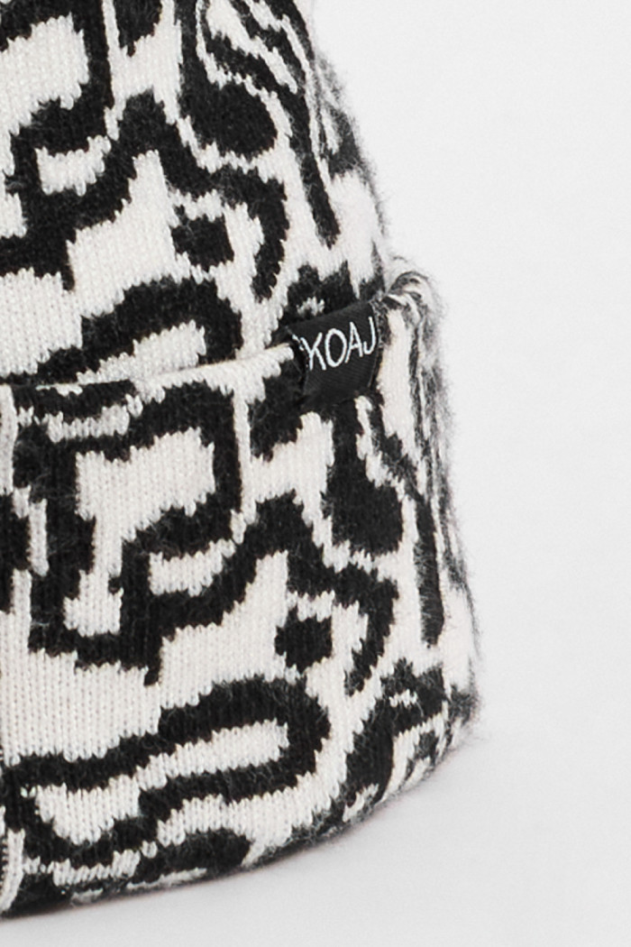 Gorro tejido unicolor con diseños abstractos
