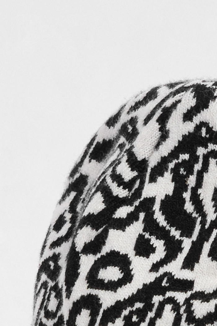 Gorro tejido unicolor con diseños abstractos