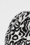 Gorro tejido unicolor con diseños abstractos
