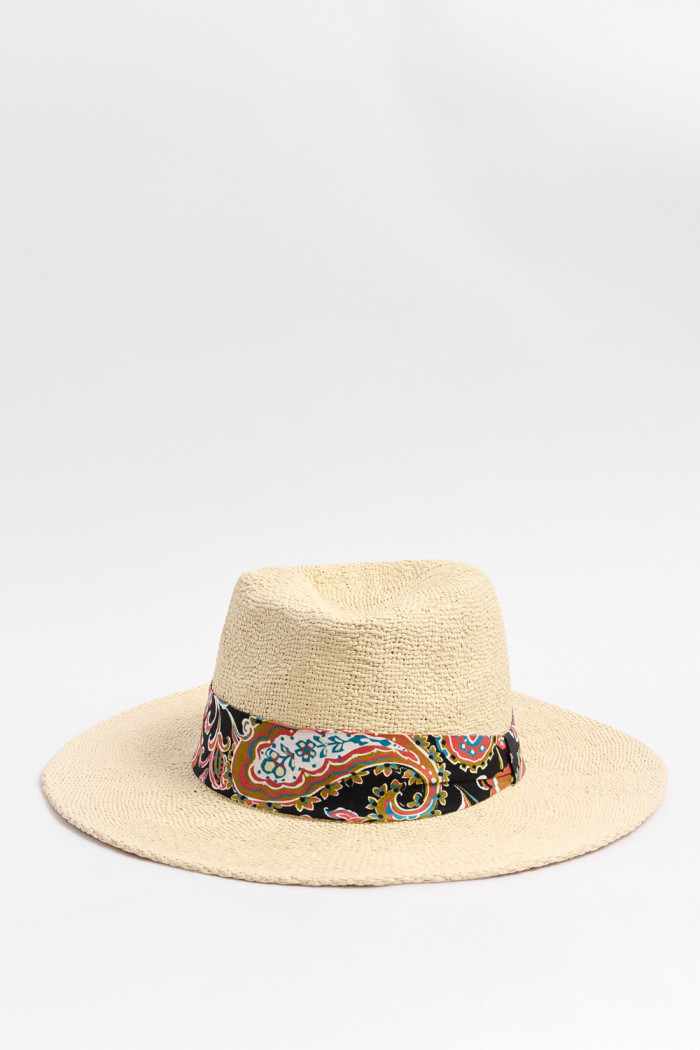 Sombrero crema claro fedora con pañoleta decorativa