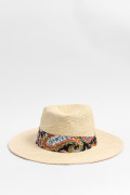 Sombrero crema claro fedora con pañoleta decorativa