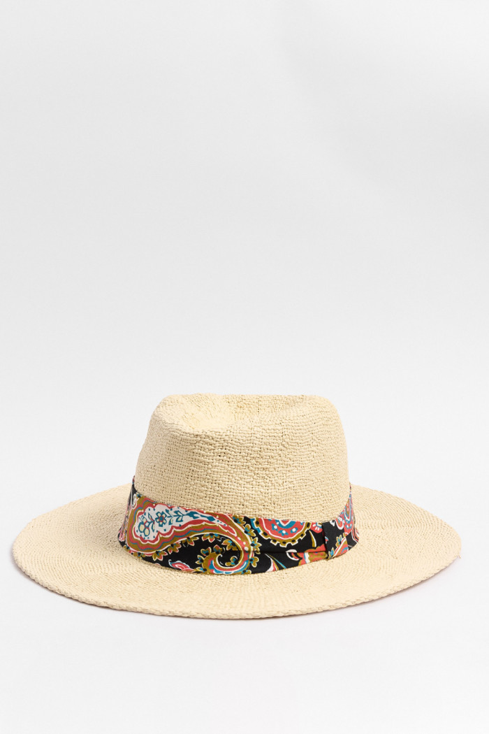Sombrero crema claro fedora con pañoleta decorativa