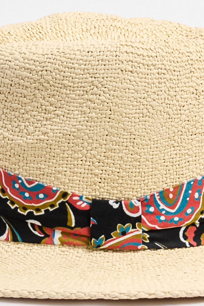 Sombrero crema claro fedora con pañoleta decorativa