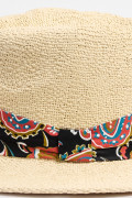 Sombrero crema claro fedora con pañoleta decorativa