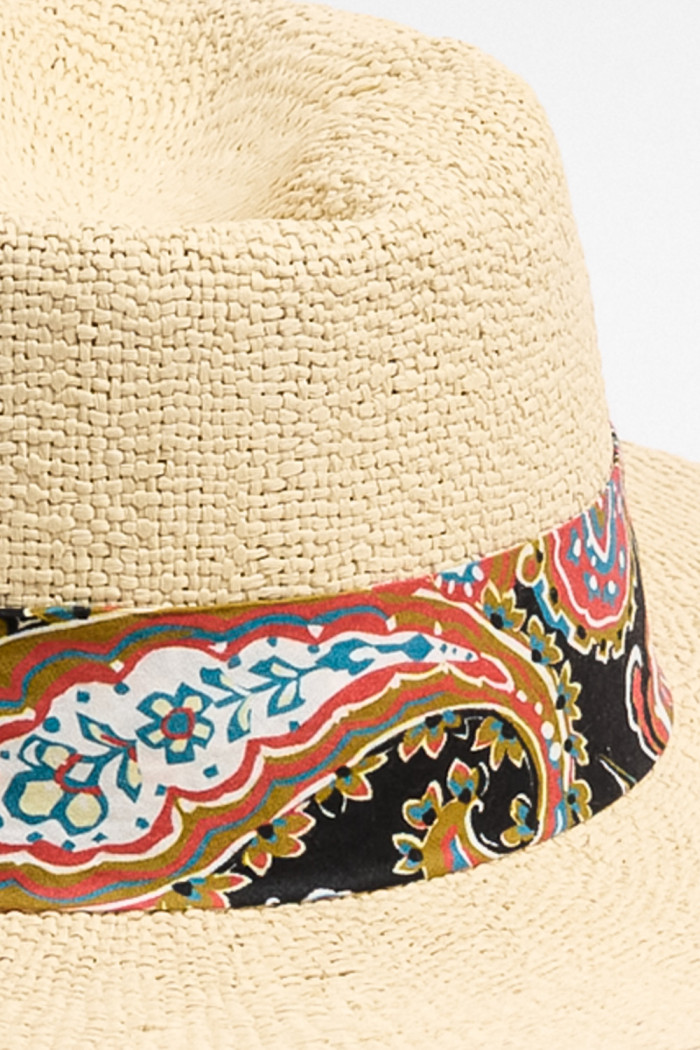 Sombrero crema claro fedora con pañoleta decorativa