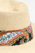 Sombrero crema claro fedora con pañoleta decorativa