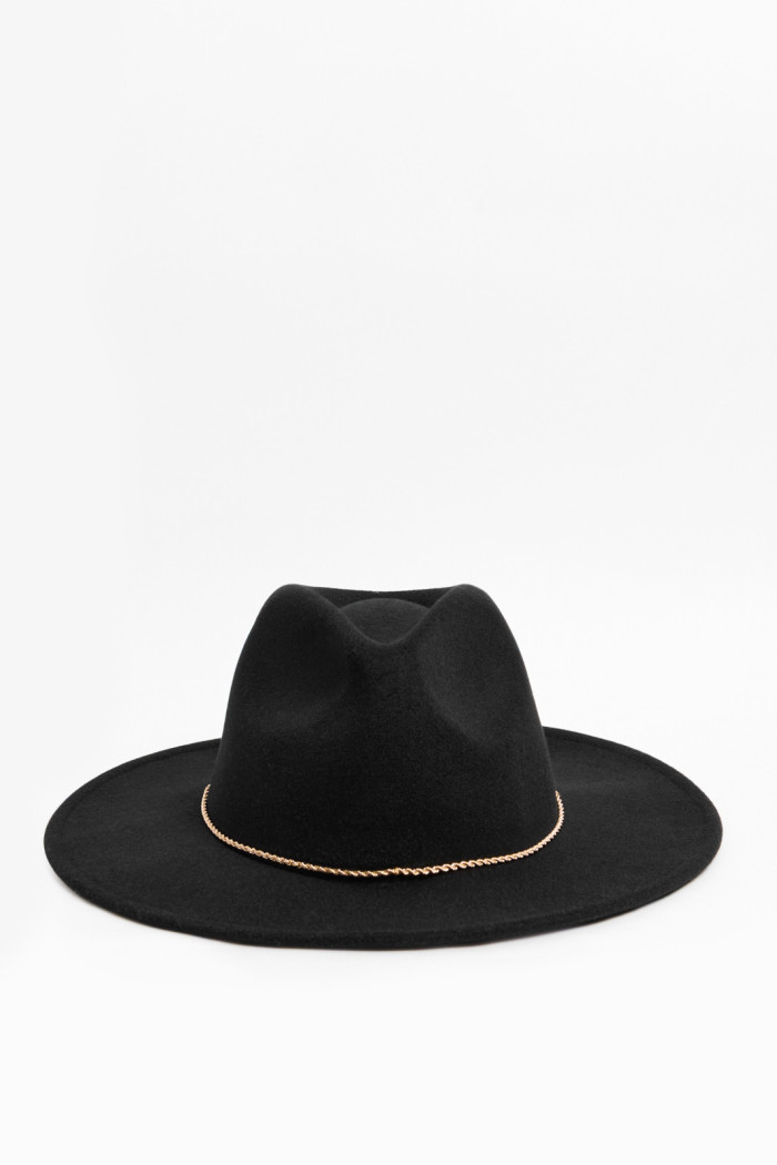 Sombrero fedora negro con cadena dorada en contorno