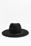 Sombrero fedora negro con cadena dorada en contorno