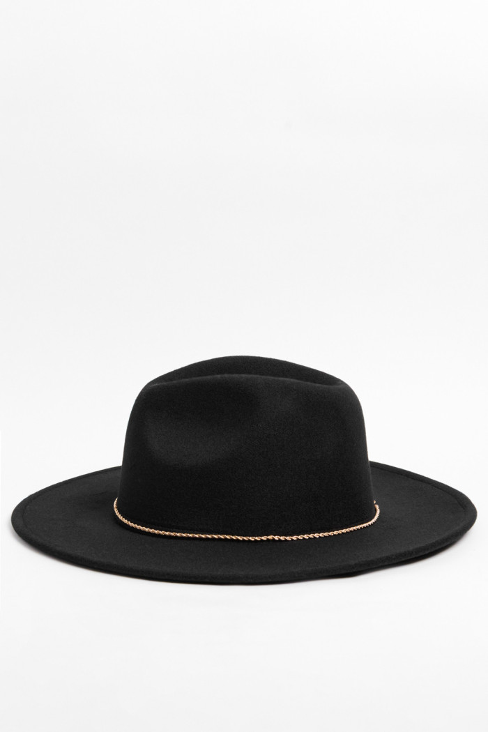 Sombrero fedora negro con cadena dorada en contorno