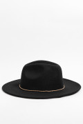 Sombrero fedora negro con cadena dorada en contorno