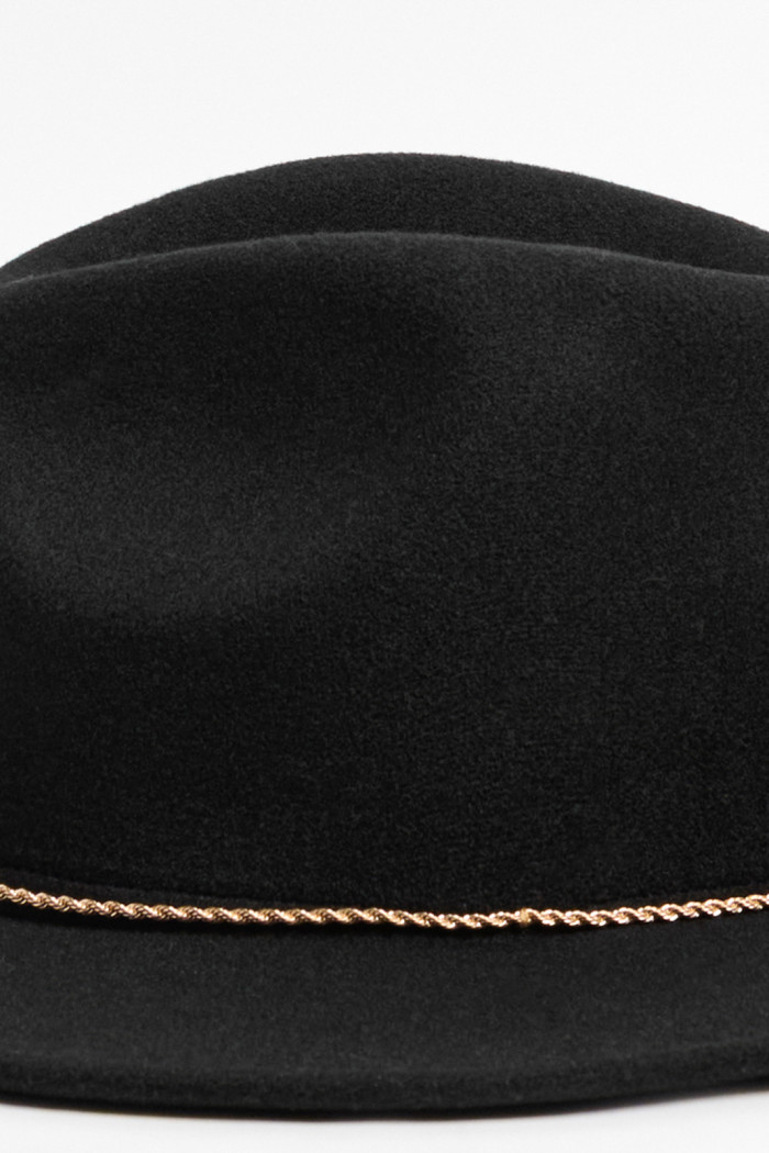 Sombrero fedora negro con cadena dorada en contorno