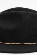 Sombrero fedora negro con cadena dorada en contorno
