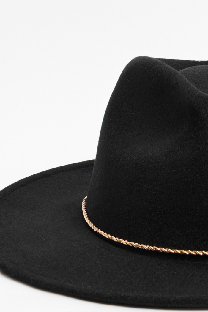 Sombrero fedora negro con cadena dorada en contorno