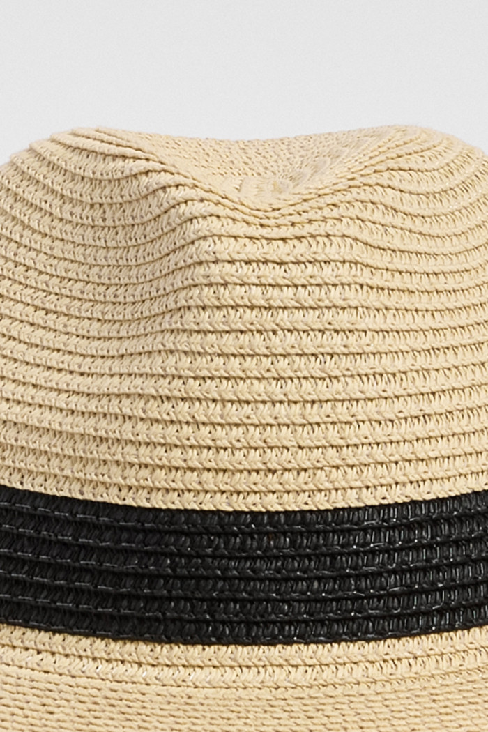 Sombrero kaki claro fedora con contrastes negros