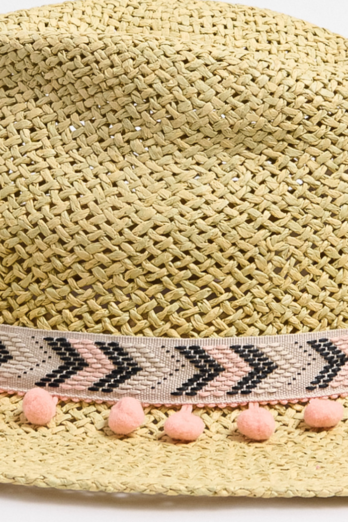 Sombrero kaki claro fedora con pompones y cinta decorativa