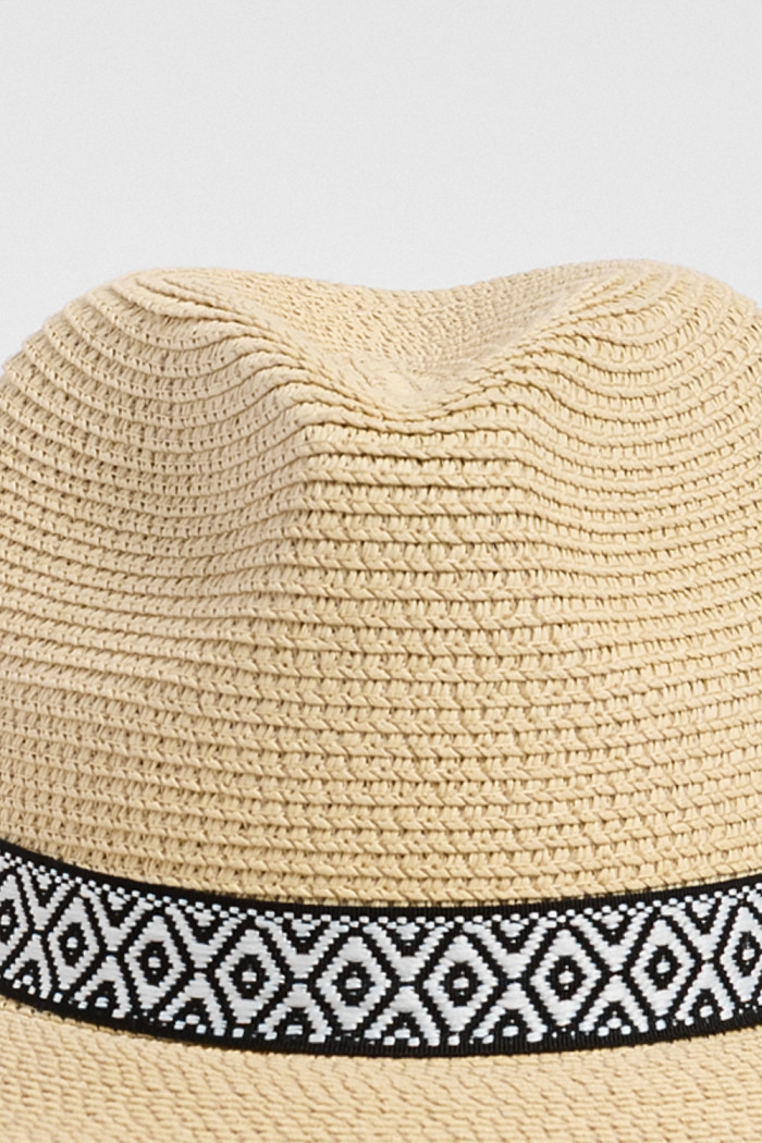 Sombrero fedora crema con cinta decorativa y pompones