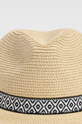 Sombrero fedora crema con cinta decorativa y pompones