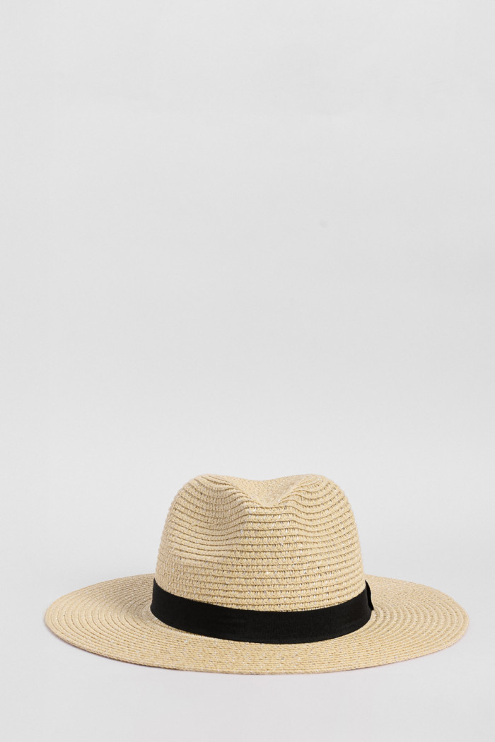 Sombrero crema fedora con detalles brillantes y cinto