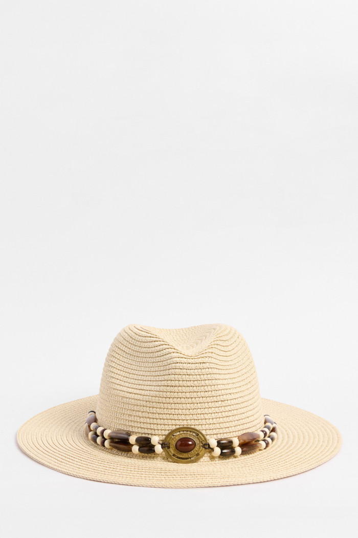 Sombrero crema claro fedora con piedras decorativas