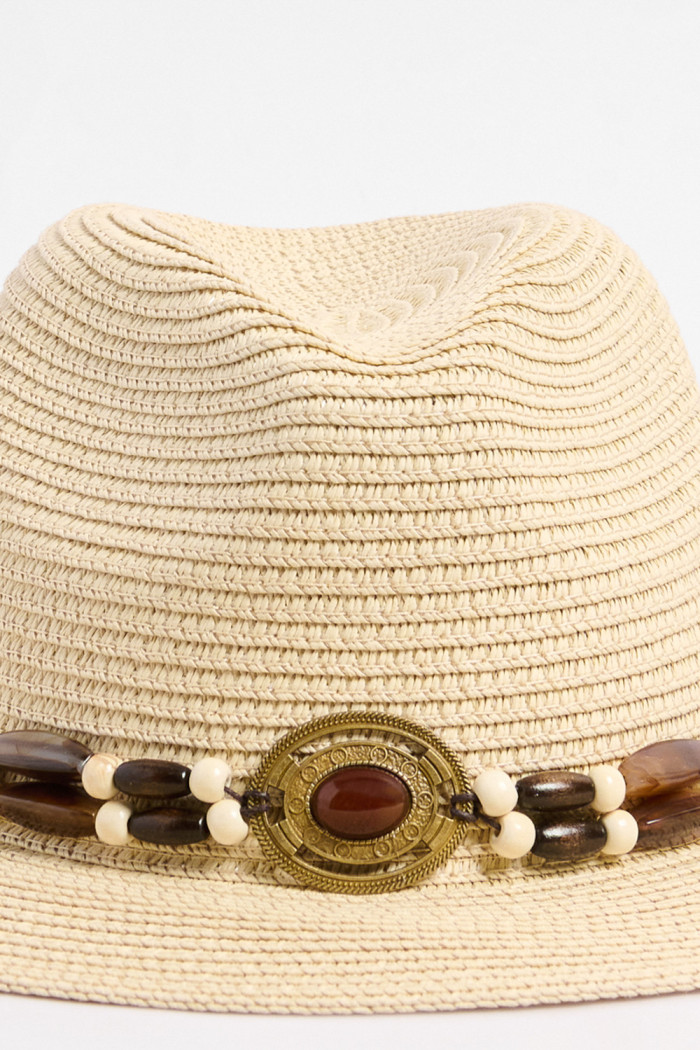 Sombrero crema claro fedora con piedras decorativas