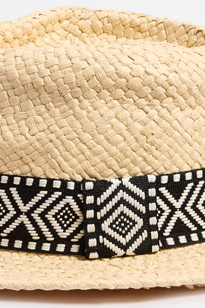 Sombrero Panamá crema con cinto de diseño tribal