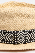 Sombrero Panamá crema con cinto de diseño tribal