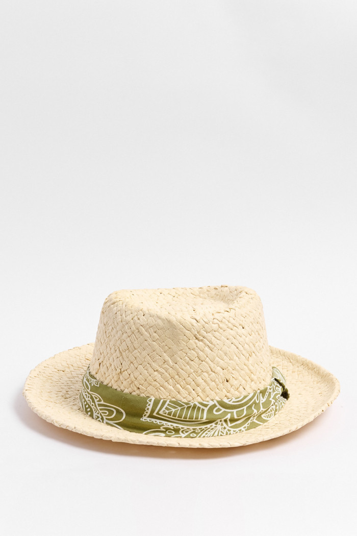 Sombrero Panamá crema claro con pañuelo verde