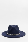 Sombrero fedora azul intenso con cadena decorativa
