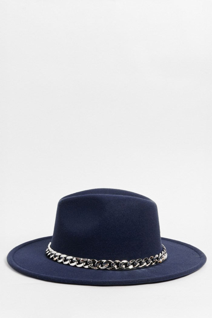 Sombrero fedora azul intenso con cadena decorativa