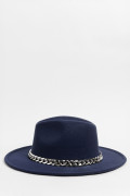 Sombrero fedora azul intenso con cadena decorativa