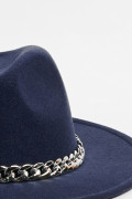 Sombrero fedora azul intenso con cadena decorativa