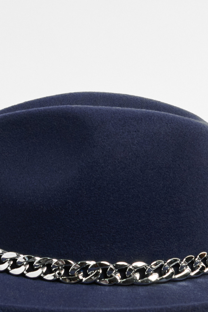 Sombrero fedora azul intenso con cadena decorativa
