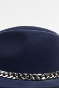 Sombrero fedora azul intenso con cadena decorativa