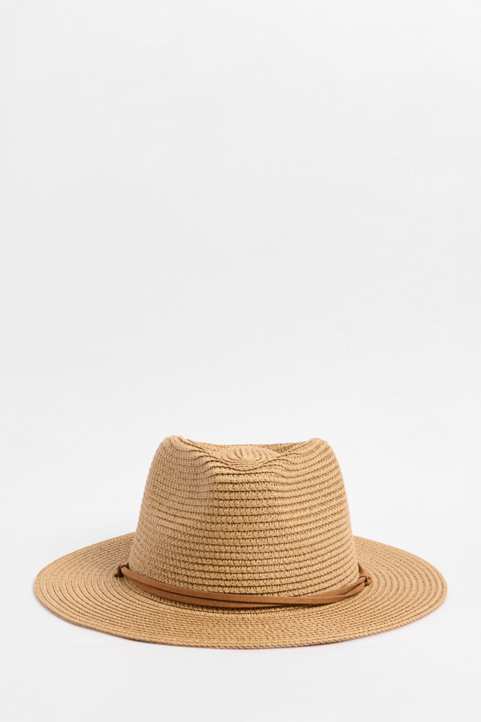 Sombrero fedora café claro con cinto decorativo