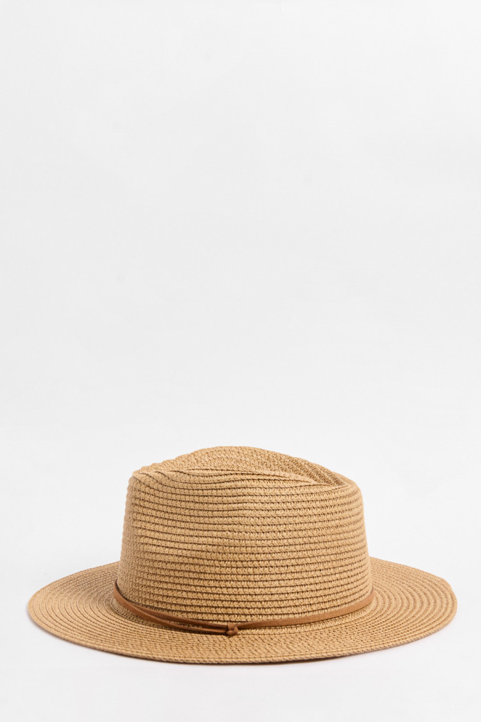 Sombrero fedora café claro con cinto decorativo