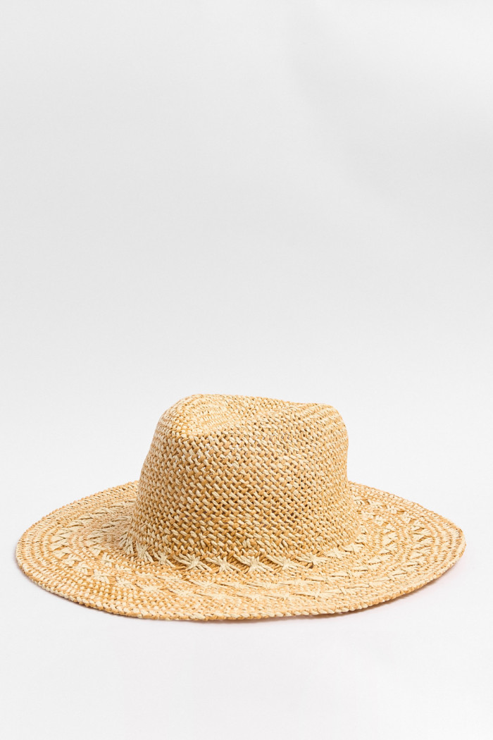 Sombrero kaki medio con ala ancha plana y diseños tejidos