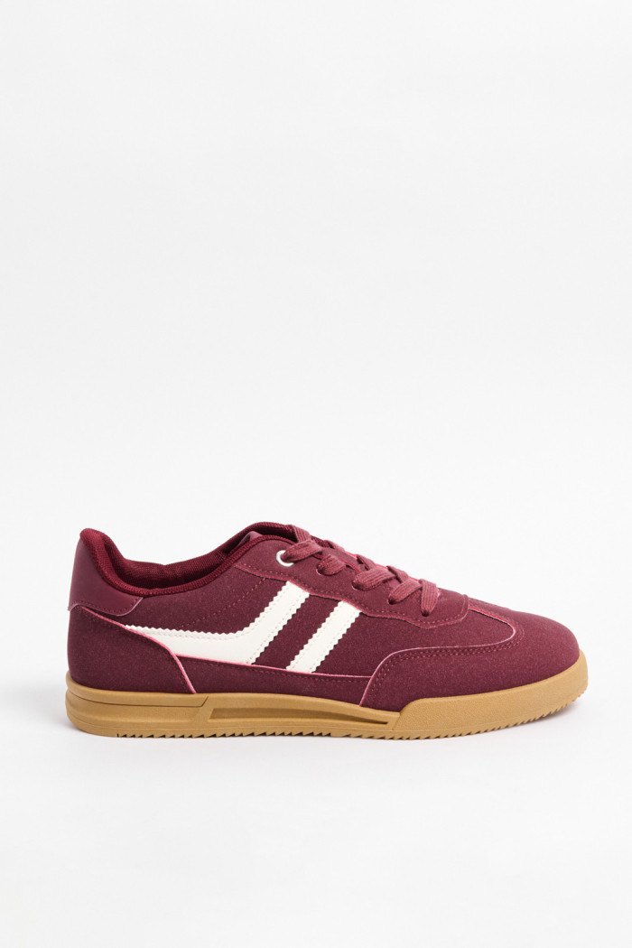 Tenis casuales rojos con contrastes blancos y cortes