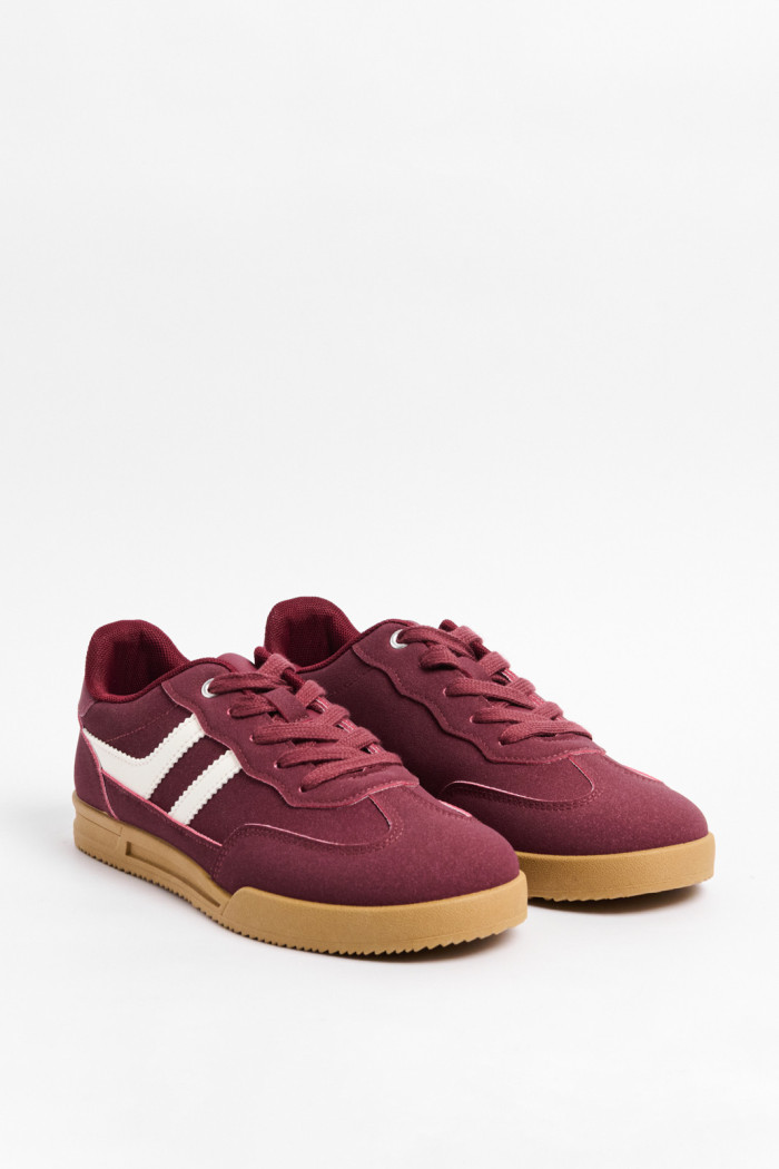 Tenis casuales rojos con contrastes blancos y cortes