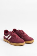Tenis casuales rojos con contrastes blancos y cortes
