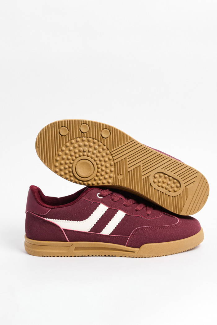 Tenis casuales rojos con contrastes blancos y cortes